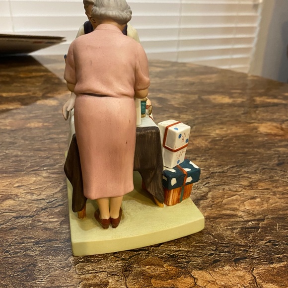 Norman Rockwell Porcelain Figure 1980 Wrapping Christmas Presents made in Japan - Picture 2 of 10